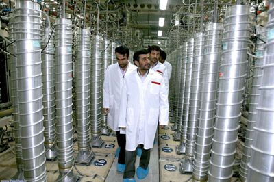 Ho/Ritzau Scanpix. Irans atomanlæg i Natanz - 270 kilometer syd for Teheran. Frankrig siger onsdag, at det ønsker at holde atomaftalen med Iran fra 2015 i live. Men det advarer Teheran om, at der kan blive udløst sanktioner, hvis iranerne ikke lever op til aftalens forpligtelser. (Arkivfoto)