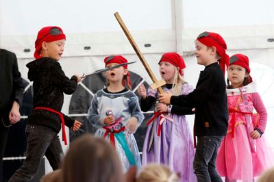 En kamp om liv eller død på sabel mellem romdrikkende pirater. Det var bare en af de højdramatiske scenen i Hyldgårdens musical. ? Foto: Flemming Hansen