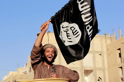 Stringer/Reuters. En militant islamist med Islamisk Stats flag i Raqqa i Syrien i 2014. Siden begyndelsen af 2018 har domstole i Irak retsforfulgt og dømt over 500 udlændinge for at have været med i Islamisk Stat (IS). Det oplyser landets højesteret onsdag.