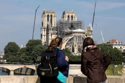 Ludovic Marin/Ritzau Scanpix. En måling fra YouGov i denne måned viser, at 54 procent af de adspurgte ønsker at se Notre Dame genopført nøjagtigt som den var, mens kun omkring 25 procent støtter ideen om et moderne arkitektonisk præg efter en genopbygning.