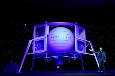 Clodagh Kilcoyne/Reuters. Amazon-milliardær Jeff Bezos afslørede torsdag sit månelandingsfartøj, "Blue Moon", under et arrangement i Washington D.C.