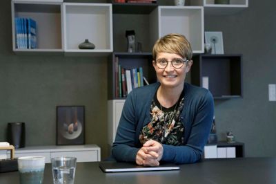 Helle Gottenborg har ikke fortrudt sin valg om at begynde som selvstændig stresscoach. Desuden nyder hun sine nye lokaler samt den omkringliggende natur, som også bliver brugt i arbejdet. ?Foto: Henrik Ole Jensen