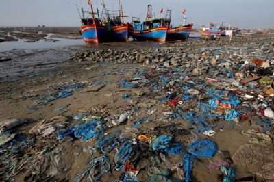 Nguyen Huy Kham/Reuters. En strand i Vietnam med store mængder plastikaffald. Billedet er taget i juni 2018.