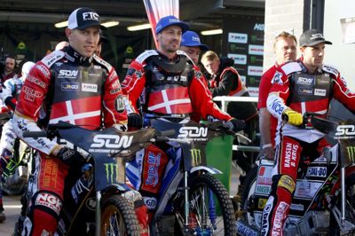 Sportxpress/Ritzau Scanpix. De danske speedwaykørere Frederik Jakobsen (tv), Leon Madsen og Niels-Kristian Iversen sikrede lørdag Danmark en plads i finalerne i par-VM.