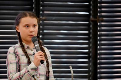 Toby Melville/Reuters. Thunberg begyndte den 20. august 2018 at holde fri fra skole og demonstrerede i stedet for klimaet foran Riksdagen i Stockholm. Siden har hun "strejket for klimaet" hver fredag og skabt en verdensomspændende bevægelse.