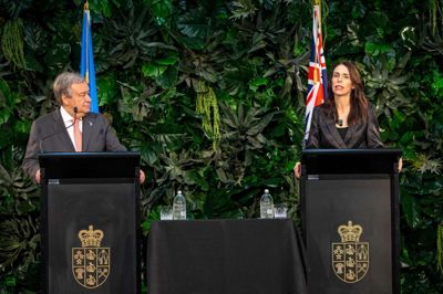 David Rowland/Ritzau Scanpix. FN's generalsekretær, António Guterres (t.v.), roser New Zealands premierminister, Jacinda Ardern, for en plan om at gøre landet stort set CO2-neutralt senest i 2050.