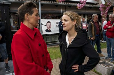 Martin Sylvest/Ritzau Scanpix. SF's Pia Olsen Dyhr (tv.) og Enhedslistens Pernille Skipper (th.) mener ikke, at Mette Frederiksen (på banner i baggrunden) og Socialdemokratiet er villig til ofte nok at gøre status over om den danske klimapolitik producerer store nok reduktioner. (Arkivfoto)