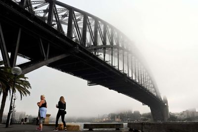 Saeed Khan/Ritzau Scanpix. Sydney Harbour Bridge dannede tirsdag morgen ramme om en klimaprotest. Den ikoniske bro har årligt omkring 2,8 millioner besøgende. Den er den næstmest besøgte attraktion i Australien efter Operahuset. (Arkivfoto)