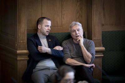 Liselotte Sabroe/Ritzau Scanpix. Morten Østergaard (R) og Uffe Elbæk (AL) under møde i folketingssalen med statsministerens spørgetime på Christiansborg, tirsdag den 26. februar 2019. Begge partilederere mener, at der nu m¨å gøre mere for klimaet.