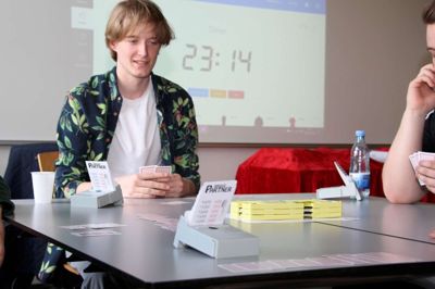 Emil Guldbrand Jespersen i aktion ved skolebridgeturneringen på Ikast-Brande Gymnasium. Foto: Privatfoto