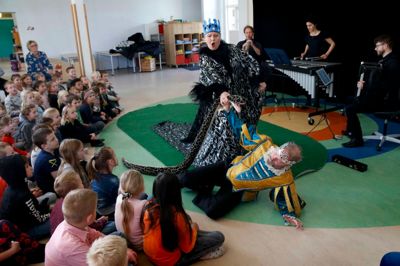 En drabelig start, hvor Prins Tamino er i kamp med den farlige slange og reddes af Nattens Dronning. ?foto: Flemming Hansen