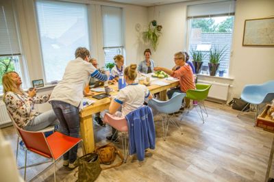 En ny metode for organisering af hjemmepleje og hjemmesygepleje er baseret på selvorganiserende hold på typisk 7-8 medarbejdere. Her ses et hollandsk team fra nonprofit-organisationen Buurtzorg. Foto: Privatfoto