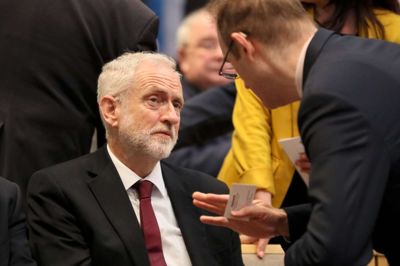 Brian Lawless/Ritzau Scanpix. Lederen af det britiske arbejderparti, Jeremy Corbyn (billedet) mødes tirsdag aften klokken 20.15 (dansk tid) med premierminister Theresa May. (Arkivfoto)