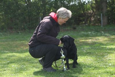 Vinderen af C-klassen, Diana Svejstrup fra Grindsted/Billund, ses her med sin hund Mille, der er ved at undersøge, om pokalen kan spises - man er vel labrador. ?Privatfoto