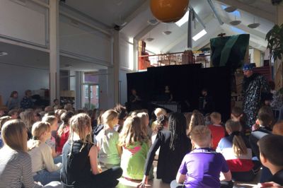 Der var klassisk musik for alle pengene, da indskolingen mødte i skole mandag morgen. ?Foto: Laila Kempel