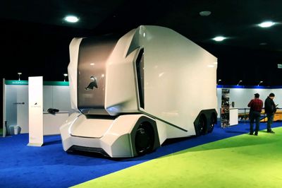 Nova Safo/Ritzau Scanpix. Den selvkørende T-pod, der her vises frem i Detroit i 2018, skal i samarbejde med transportselskabet DB Schenker fragte varer i et svensk industriområde.