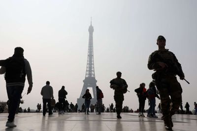 Ludovic Marin/Ritzau Scanpix. Franske elitesoldater patruljerer ved Eiffeltårnet. Paris fejrer onsdag 130 år med Eiffeltårnet med et overdådigt lasershow, som skal skildre monumentets historie siden det blev opført til Verdensudstillingen i 1889.