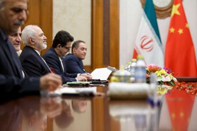 Thomas Peter/Ritzau Scanpix. Irans udenrigsminister, Mohammad Javad Zarif, har i Kina appelleret til sin kinesiske modpart, Wang Yi, om at redde atomaftalen, som USA har trukket sig ud af.