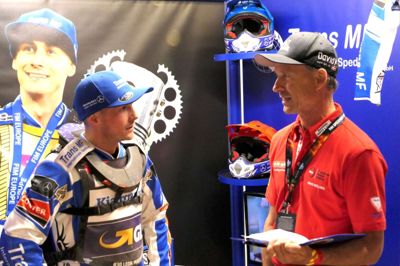 Sportxpress/Ritzau Scanpix. Leon Madsen i snak med landstræner Hans Nielsen på vejen mod lørdagens sejr i Warszawa.