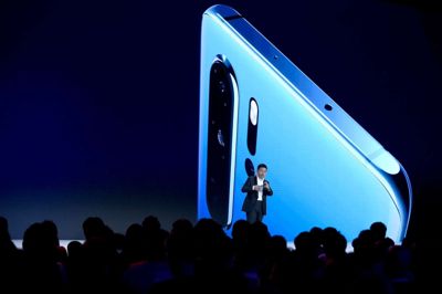 Eric Piermont/Ritzau Scanpix. Handelskrigen mellem USA og Kina får nu konsekvenser for brugerne af telefoner fra Huawei. Google har nemlig begrænset adgangen for den kinesiske mobilproducent til dele af softwaren Android. Android er styresystemet i selskabets telefoner - blandt andet i den nye Huawei P30, der blev præsenteret i Paris i marts. (Arkivfoto)