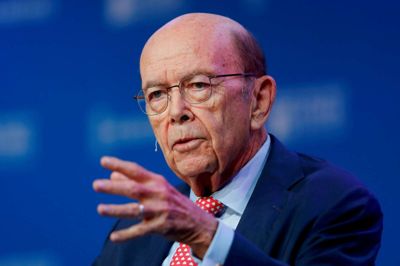 Mike Blake/Reuters. Det amerikanske handelsministerium har brug for tid til at undersøge de bedste løsninger i forhold til forbud mod handel med Huawei. Det oplyser USA's handelsminister, Wilbur Ross. (Arkivfoto)