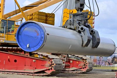 Tobias Schwarz/Ritzau Scanpix. Der arbejdes med at lægge rør til Nord Stream 2 i Lubmir i det nordlige Tyskland. Arbejdet med den nye gasledning er allerede i fuld gang mange steder.