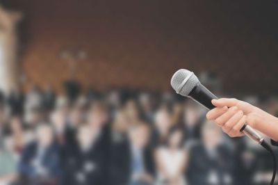 Torsdag holder Mediehuset Ikast-Brande valgmøde i Ikast. Foto: Adobe Stock Photo