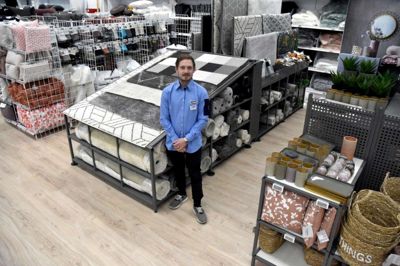 Butikschef Lassen Jensen i den nyrenoverede butik, der fredag slår dørene op igen for kunderne. Foto: Jacob Hove
