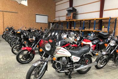 40 gamle motorcykler og biler fra samme dødsbo sælges for højeste bud på auktion 30. maj i Ikast. Foto: Privatfoto