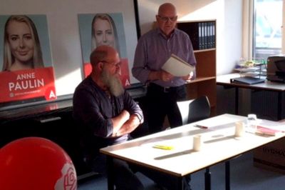 Kredsgeneralforsamling hos Socialdemokratiet Ikast-Brande. Stående er det formand Tage P. Olsen. Foto: Privatfoto