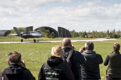 Mads Claus Rasmussen/Ritzau Scanpix. Mange var mødt op for at overvære testflyvningen af de nye F-35-kampfly onsdag ved Flyvestation Skrydstrup.