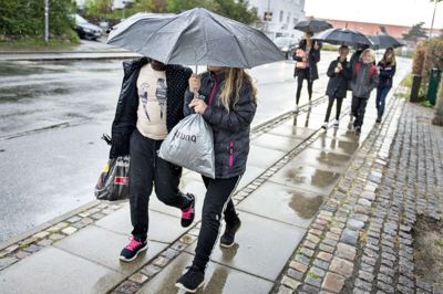 Henning Bagger/Ritzau Scanpix. Paraplyer og regntøj skal findes frem søndag, hvor det meste af landet får regn.