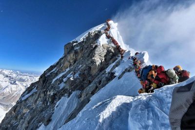 Handout/Ritzau Scanpix. Bjergbestigere har de seneste dage ventet i lange køer på at få lov til at nå toppen af Mount Everest. Billedet her er taget 22. maj.