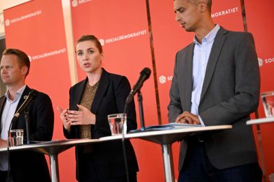 Philip Davali/Ritzau Scanpix. FV19: Formand for Socialdemokratiet Mette Frederiksen, udenrigsordfører Nick Hækkerup, udlændingeordfører Mattias Tesfaye og spidskandidat til Europa-Parlamentet Jeppe Kofod præsenterer partiets helhedsplan for dansk udlændingepolitik på Christiansborg i København. Partiet holder fast i stop for asyl.