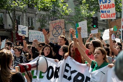 -/Ritzau Scanpix. Teenagere i gaderne i Paris og mange andre lande var fredag på gaden i stort tal med krav om mere resolut indgriben over for klimaforandringerne. Kampagnen fandt sted i forbindelse med valget til Europa- Parlamentet.