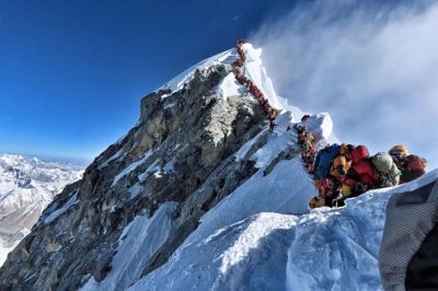 Handout/Ritzau Scanpix. Billedet her er taget af bjergbestigeren Nirmal Purja og viser den tætpakkede kø nær Mount Everests top.