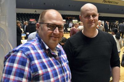 Søren Anckersen (th.) og Ole Pedersen, begge teamledere hos Kelsen Group, var med på Jobmessen, da småkageproducenten mangler medarbejdere i en begrænset periode.