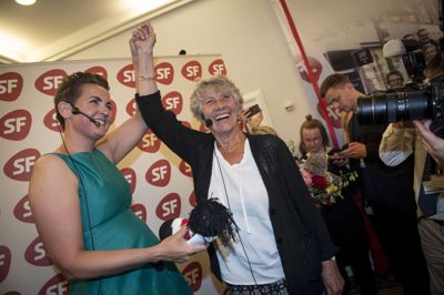 Liselotte Sabroe/Ritzau Scanpix. SF-formand Pia Olsen Dyhr (til venstre) har givet sin stemme til spidskandidat Margrete Auken (til højre). Det fortalte hun tidligere på valgdagen.