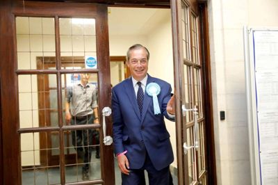 Tolga Akmen/Ritzau Scanpix. Det var en glad Nigel Farage, der søndag aften mødte pressen i Southampton i det sydlige England. Den foreløbige optælling viser således, at Farages nystiftede Brexitparti står til over 30 procent af de britiske stemmer ved europaparlamentsvalget.