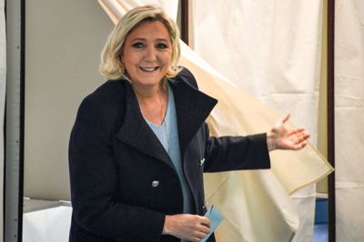 Denis Charlet/Ritzau Scanpix. National Samlings partileder, Marine Le Pen, forlader stemmeboksen efter at have stemt ved søndagens valg til EU-Parlamentet, som den EU-skeptiske politiker i forvejen er medlem af.