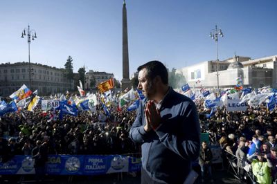 Filippo Monteforte/Ritzau Scanpix. I Italien ventes det indvandrer- og EU-kritiske parti Lega, der ledes af indenrigsminister Matteo Salvini (i midten), at få 25 mandater ved valget til EU-Parlamentet. I så fald vil det være en stigning på 20 mandater. (Arkivfoto)