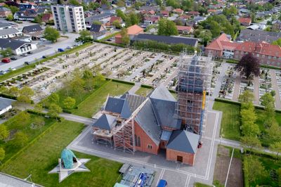 Sådan så det ud i sidste uge ved Ikast Kirke, der gennemgår en større renovering af blandt andet taget. Siden er store dele af stilladset blevet fjernet. ? Foto: Flemming Hansen