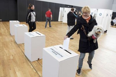 Henning Bagger/Ritzau Scanpix. Det er muligt at stemme til Europa-Parlamentet fra klokken 9.00 til 20.00. Her ses vælgere i Aalborghallen i Aalborg ved stemmestedets åbning.