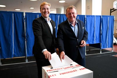 Philip Davali/Ritzau Scanpix. Statsminister Lars Løkke Rasmussen stemte søndag sammen med sin søn Bergur Løkke Rasmussen på Nyboder Skole i København.