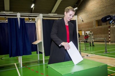 Nikolai Linares/Ritzau Scanpix. Spidskandidat til EP-valget for Socialdemokratiet, Jeppe Kofod, fik søndag formand Mette Frederiksens stemme i Hareskovhallen i Værløse.