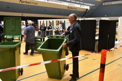 Da valgstedet i Ikast åbnede søndag morgen, var de valgtilforordnede klar til at vise, at alt gik efter bogen. Foto: Mikkel Korsgaard Christensen