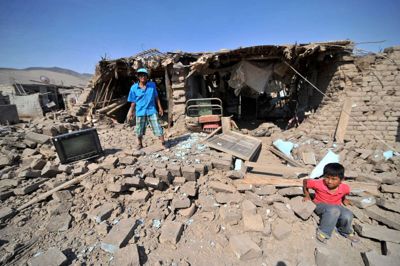Stringer/Reuters. Billedet her er taget i januar i år, hvor et andet kraftigt jordskælv ramte Peru. Her mistede to personer livet i byen Arequipa.