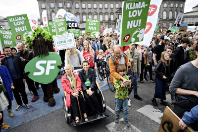 Philip Davali/Ritzau Scanpix. Spidskandidat Margrete Auken (SF) og SF-formand Pia Olsen Dyhr deltog i klimamarch lørdag i København. SF er som det eneste danske parti medlem af gruppen De Grønne i EU-Parlamentet.