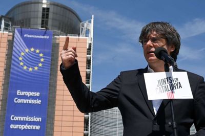 Emmanuel Dunand/Ritzau Scanpix. Carles Puigdemont ved en pressekonference udenfor EU-Parlamentet fredag. Den tidligere regionalpræsident er spidskandidat for partiet "Junts per Catalunya" ("Sammen for Catalonien").