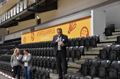 Formanden for valgstedet i Ikast, Palle Høj, fulgte dagen igennem tallene på storskærm i Ikast-Brande Arena. Her ses han åbne valgstedet søndag morgen klokken 9.00. ???Foto: Mikkel Korsgaard Christensen